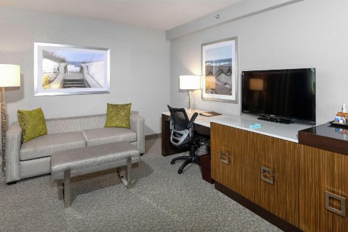 DoubleTree by Hilton Hotel Jacksonville Airport - image 17