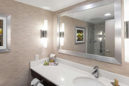 DoubleTree by Hilton Hotel Jacksonville Airport - image 18