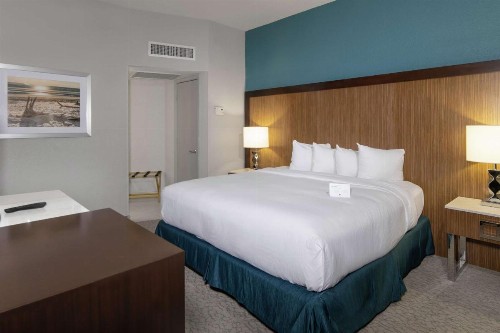 DoubleTree by Hilton Hotel Jacksonville Airport - image 34