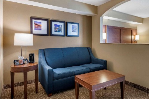 Comfort Suites Baymeadows Near Butler Blvd - image 9