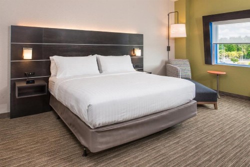 Holiday Inn Express Hotel & Suites Jacksonville East an IHG Hotel - image 2