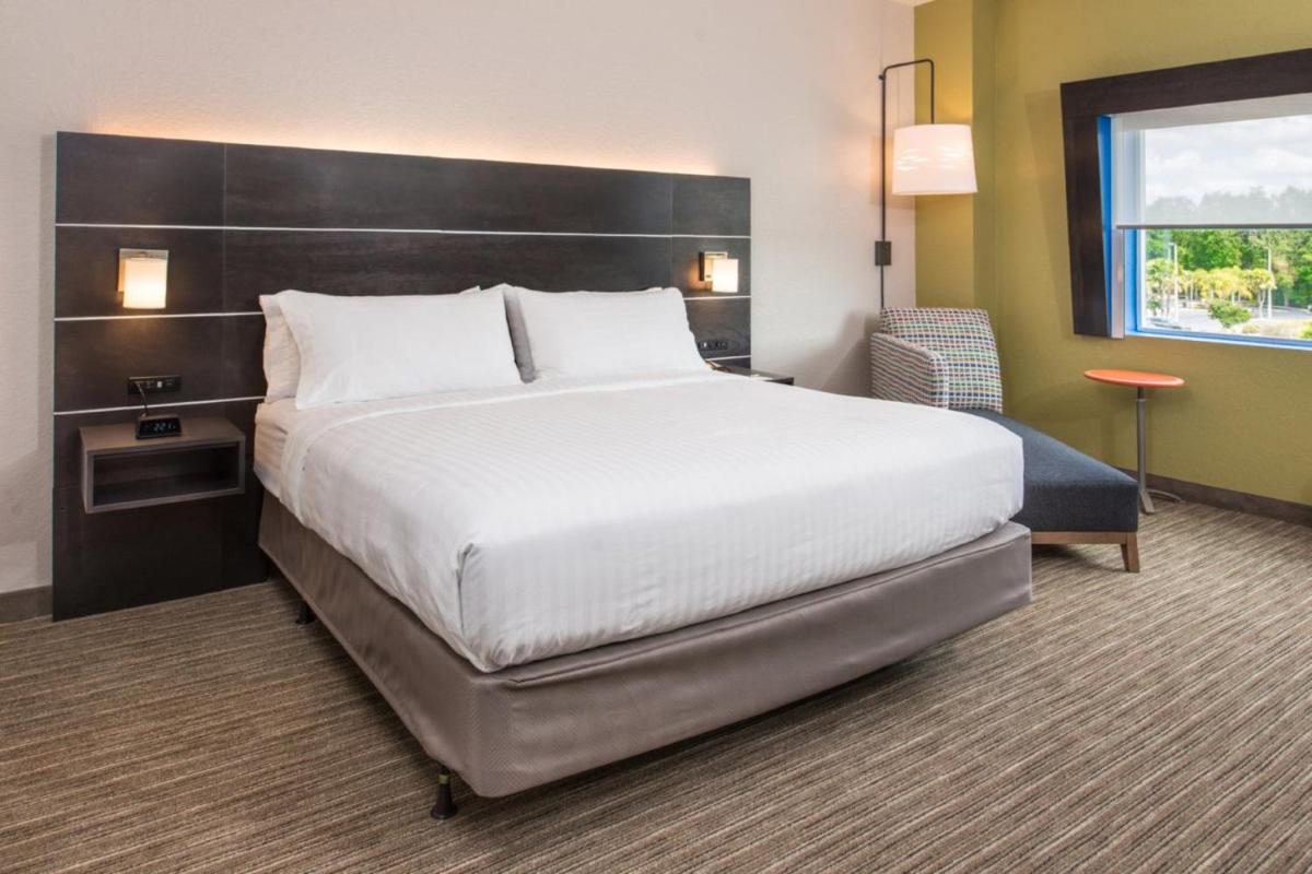 Holiday Inn Express Hotel & Suites Jacksonville East an IHG Hotel - image 2