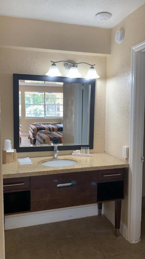 APM Inn & Suites - Jacksonville - image 7