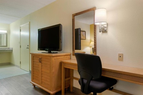 Econo Lodge Jacksonville - image 21
