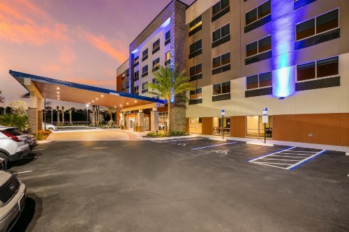 Holiday Inn Express & Suites - Jacksonville - Town Center an IHG Hotel - image 9