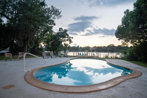Luxury Waterfront Pool House 7 mins to TIAA Bank Field