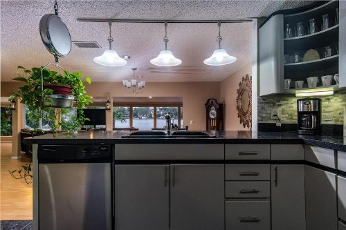 Luxury Waterfront Pool House 7 mins to TIAA Bank Field - image 5