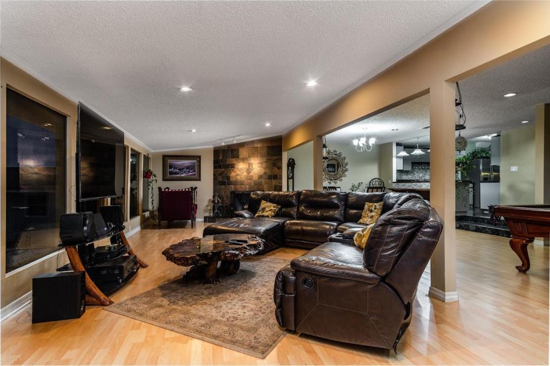 Luxury Waterfront Pool House 7 mins to TIAA Bank Field - image 6