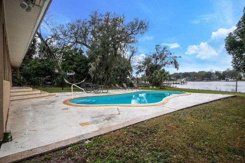 Luxury Waterfront Pool House 7 mins to TIAA Bank Field - image 8