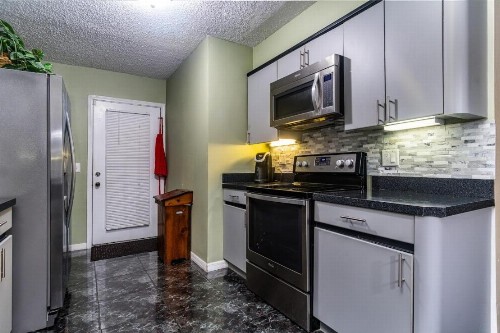 Luxury Waterfront Pool House 7 mins to TIAA Bank Field - image 9