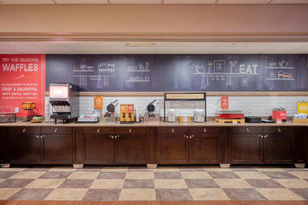 Hampton Inn Janesville - image 2
