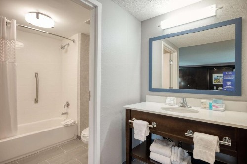 Hampton Inn Janesville - image 9