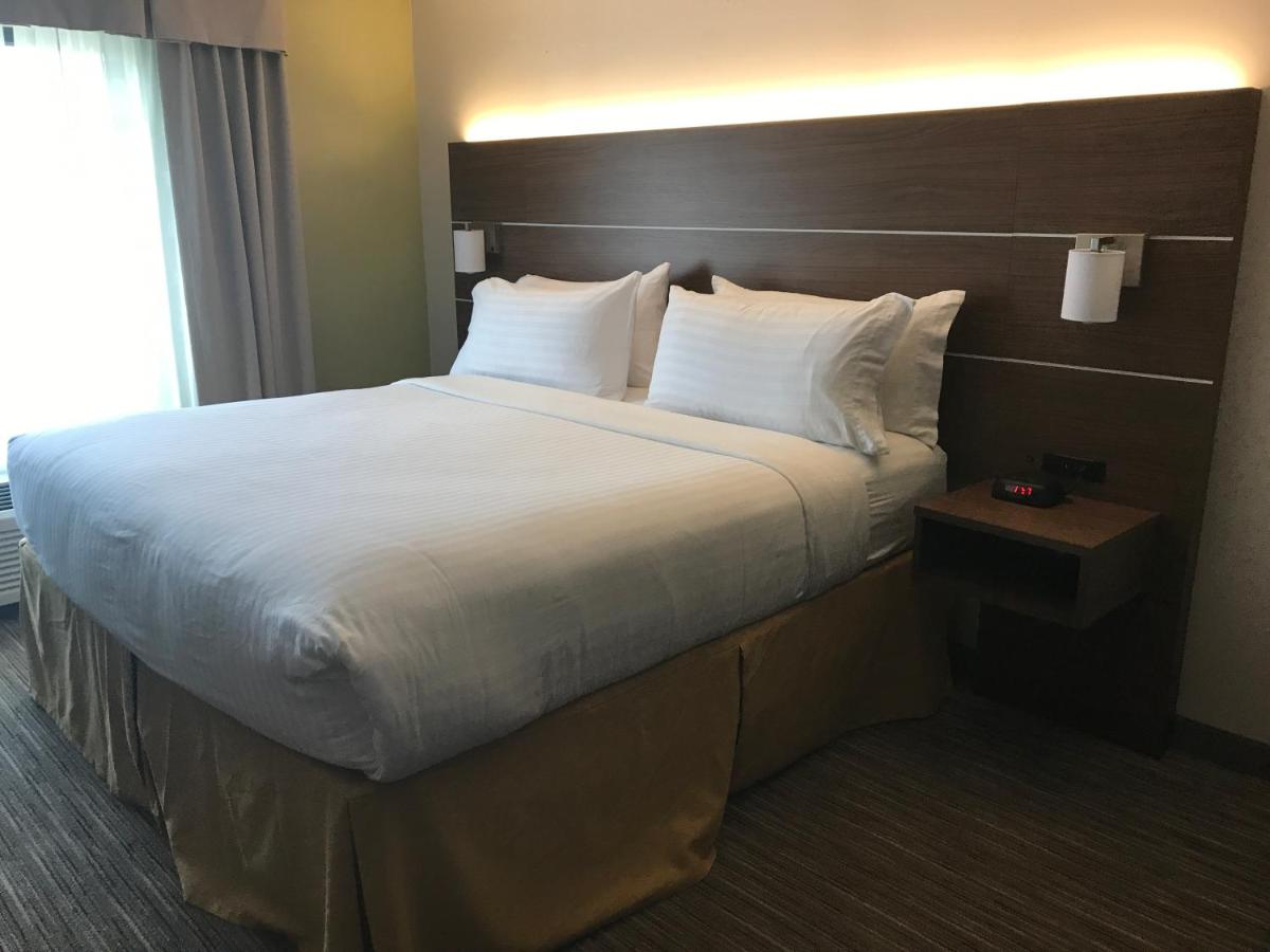 Holiday Inn Express Hotel & Suites Louisville East an IHG Hotel - image 6