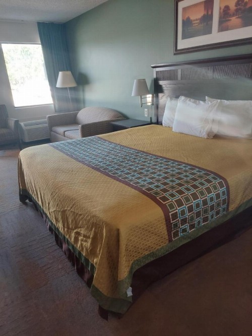Suburban Inn - image 4