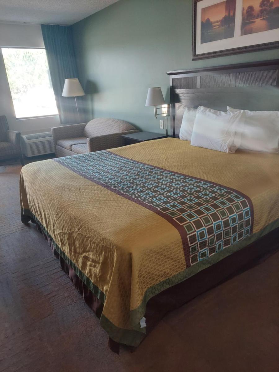 Suburban Inn - image 4