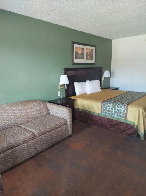 Suburban Inn - image 6