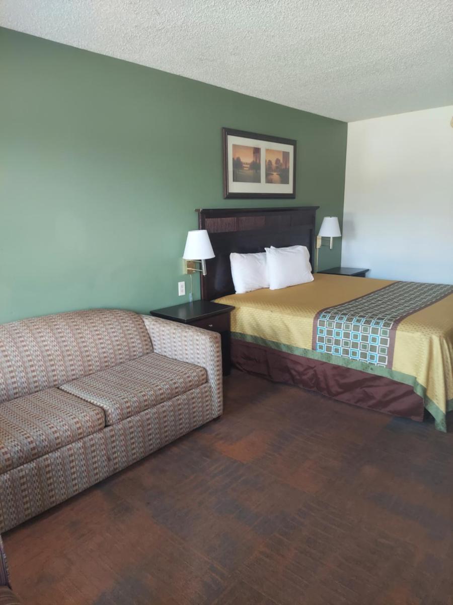 Suburban Inn - image 6