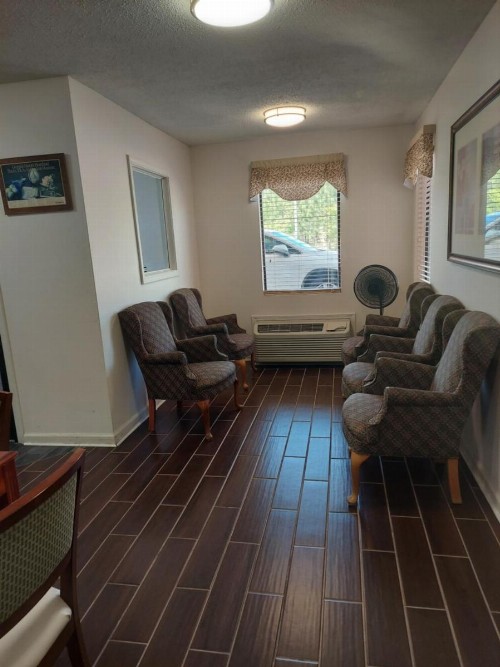 Suburban Inn - image 7
