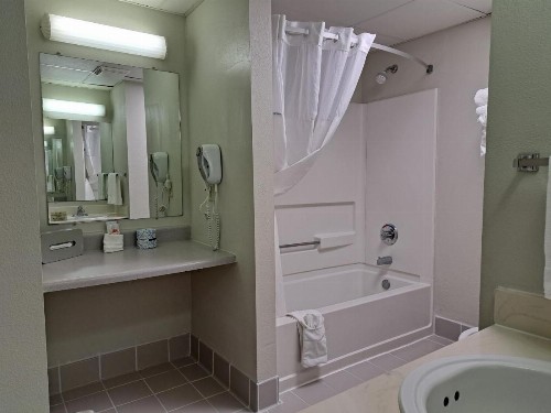 Days Inn & Suites by Wyndham Jekyll Island - image 10