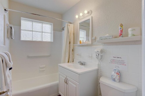 Tequesta Palms Inn - image 35