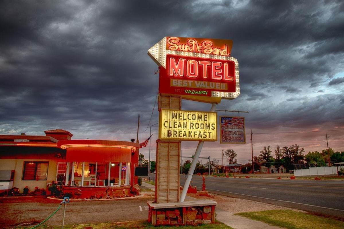 Sun -N- Sand Motel - image 2