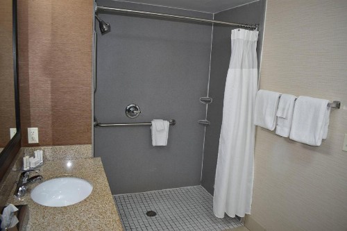Fairfield Inn & Suites by Marriott Kansas City Liberty - image 3