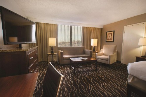 Hilton Kansas City Airport - image 36
