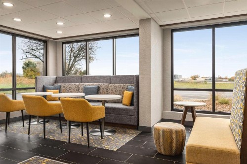 Hampton Inn Kansas City - Airport - image 2