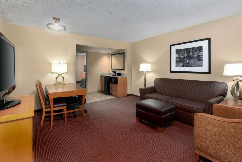 Embassy Suites Kansas City International Airport - image 21