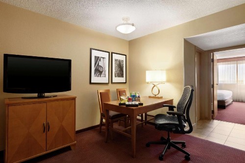 Embassy Suites Kansas City International Airport - image 22