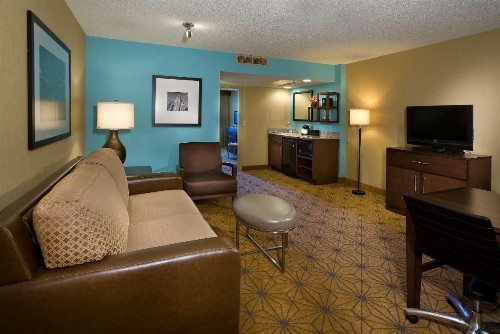 Embassy Suites Kansas City International Airport - image 28