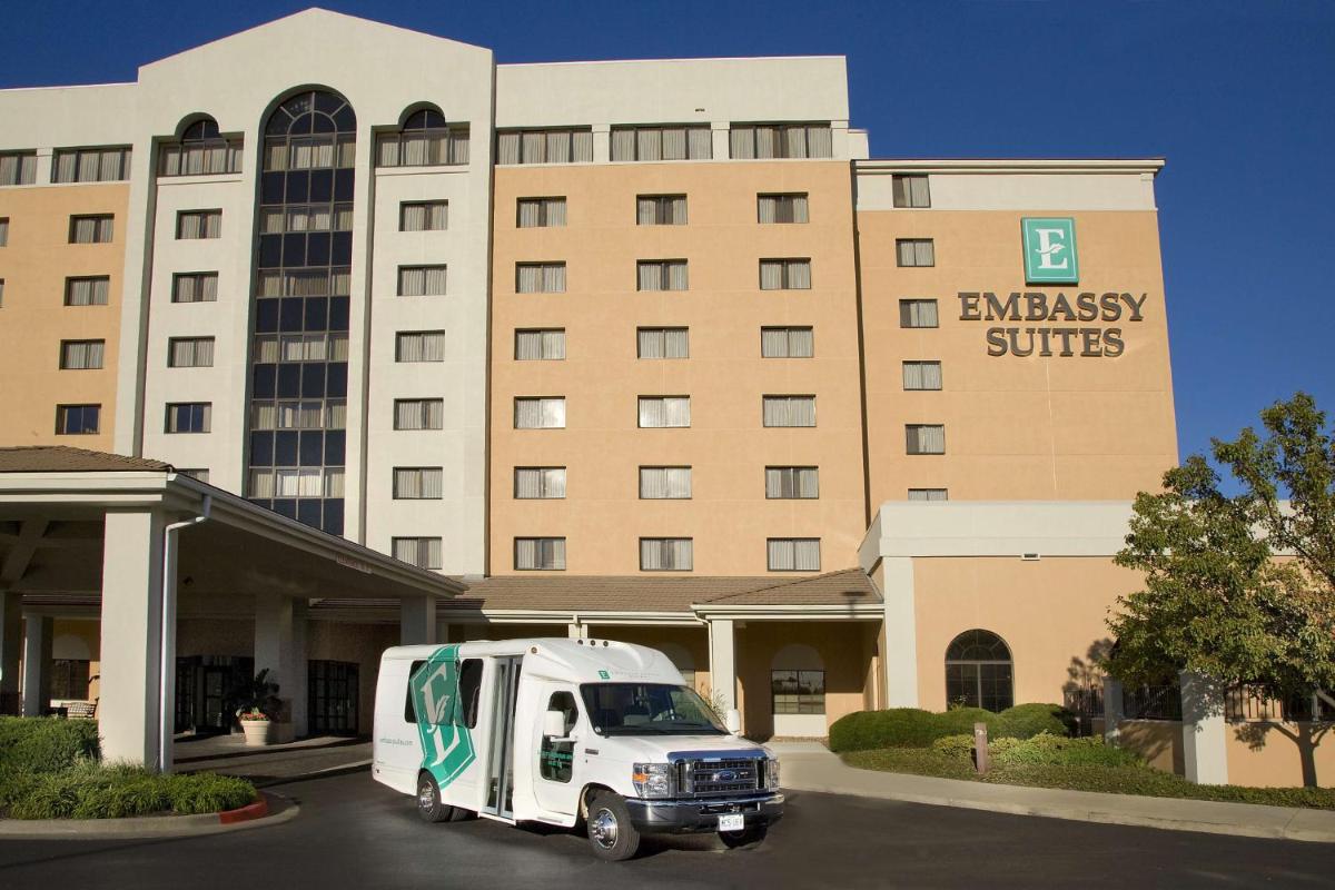 Embassy Suites Kansas City International Airport - image 3