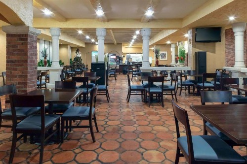 Embassy Suites Kansas City Plaza - image 12