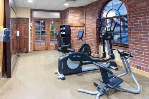 Embassy Suites Kansas City Plaza - image 14