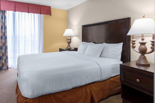 Embassy Suites Kansas City Plaza - image 16