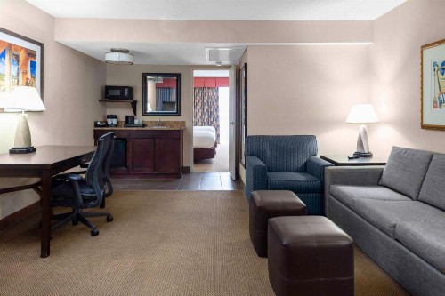 Embassy Suites Kansas City Plaza - image 18