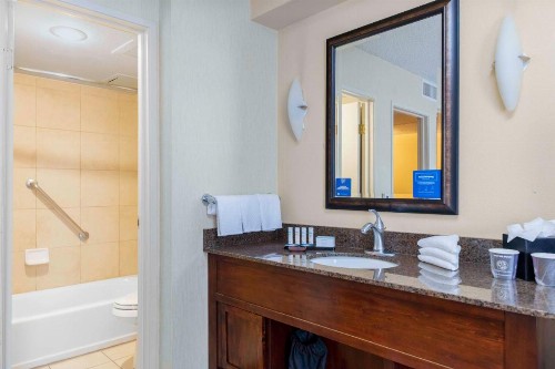 Embassy Suites Kansas City Plaza - image 19