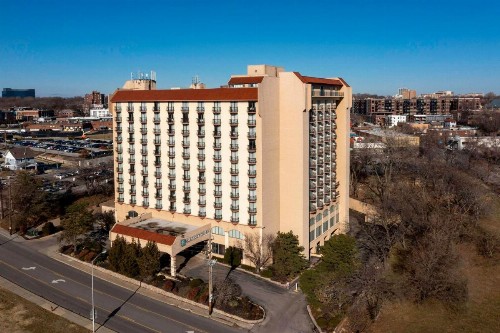Embassy Suites Kansas City Plaza - image 2