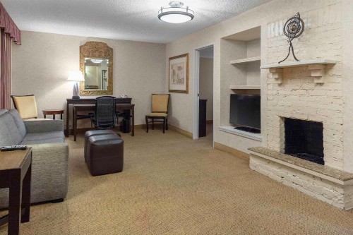 Embassy Suites Kansas City Plaza - image 20
