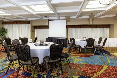 Embassy Suites Kansas City Plaza - image 23