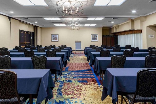 Embassy Suites Kansas City Plaza - image 30