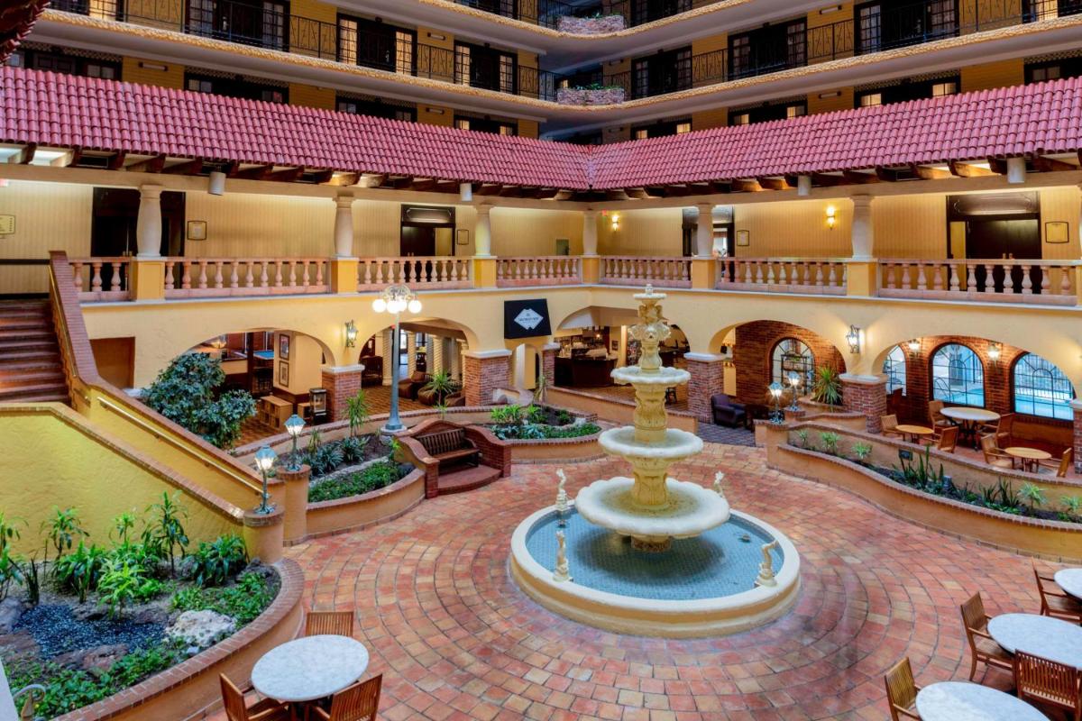 Embassy Suites Kansas City Plaza - image 4