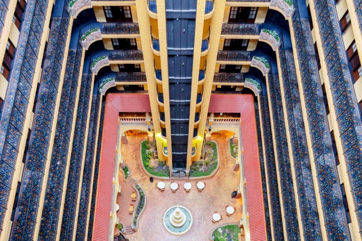 Embassy Suites Kansas City Plaza - image 5