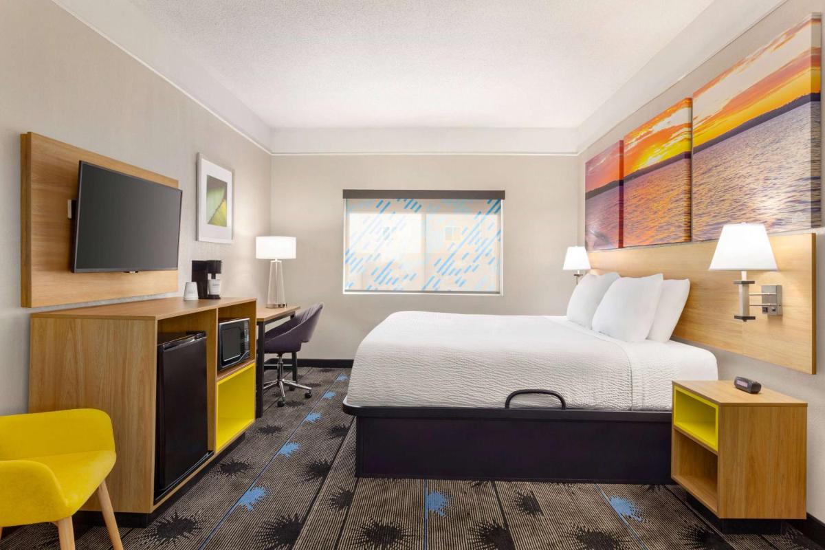 Days Inn by Wyndham Kansas City International Airport - image 3