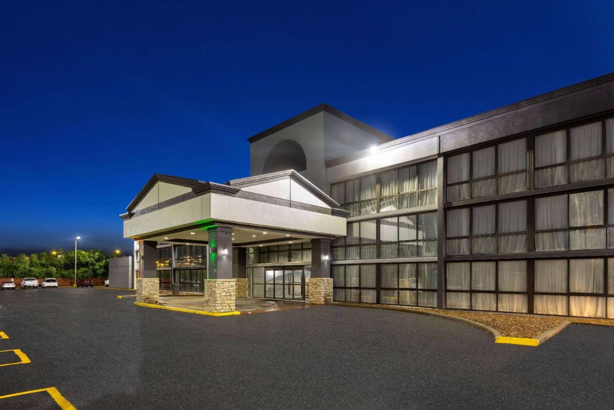 SureStay Plus Hotel by Best Western Kansas City Northeast - main image