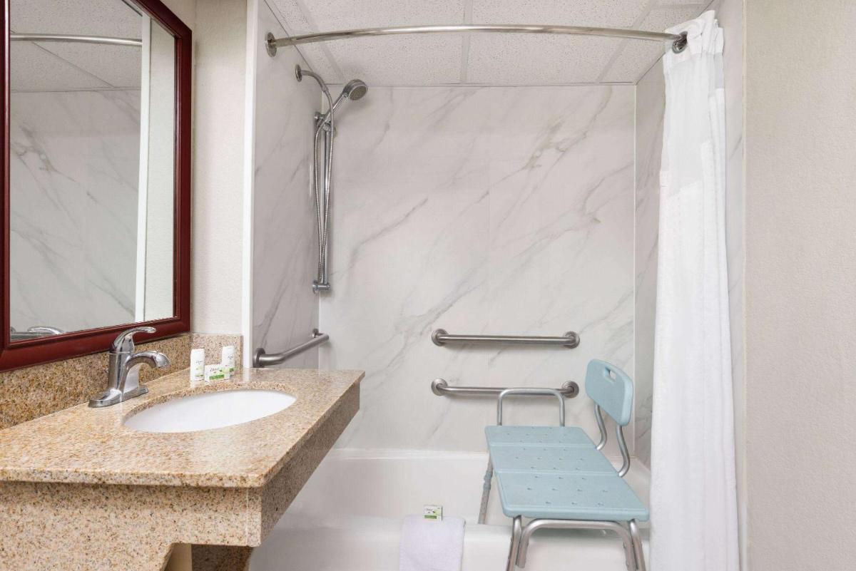 SureStay Plus Hotel by Best Western Kansas City Northeast - image 2
