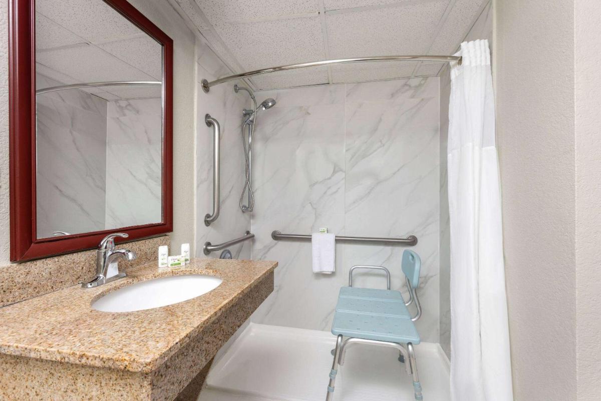 SureStay Plus Hotel by Best Western Kansas City Northeast - image 3
