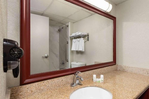 SureStay Plus Hotel by Best Western Kansas City Northeast - image 4