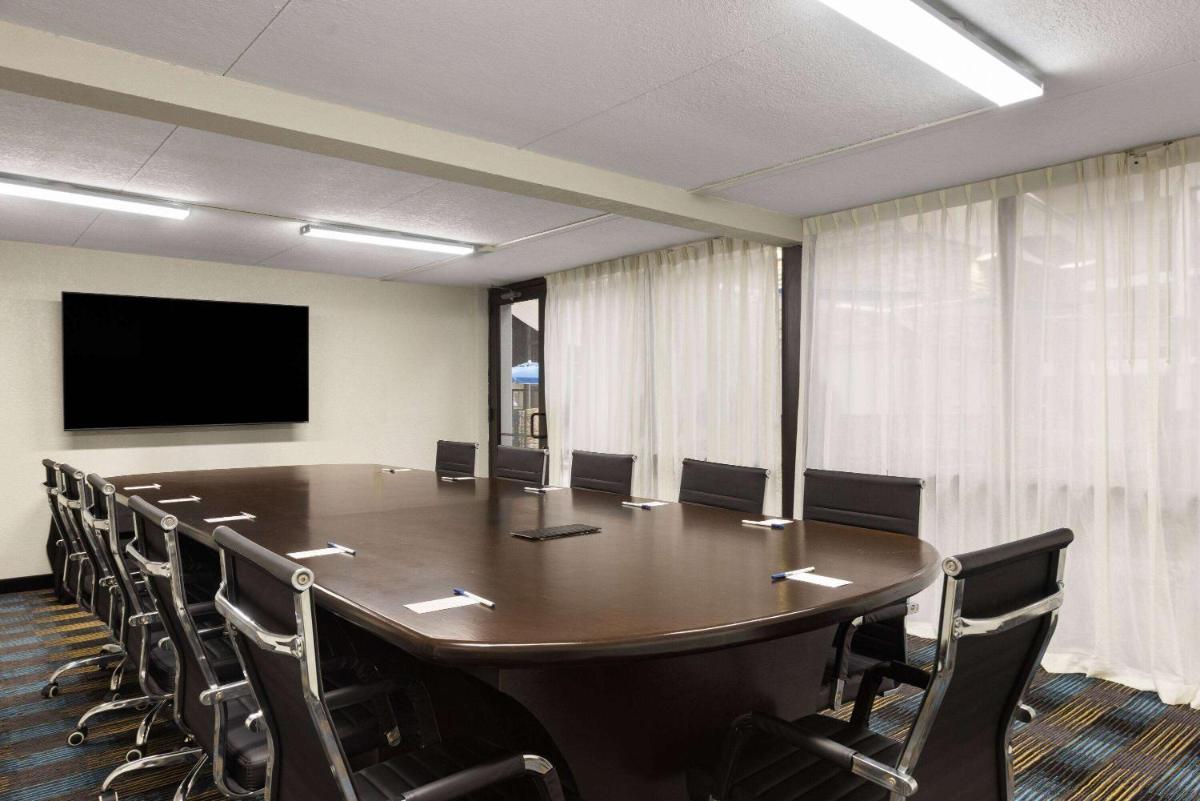 SureStay Plus Hotel by Best Western Kansas City Northeast - image 5