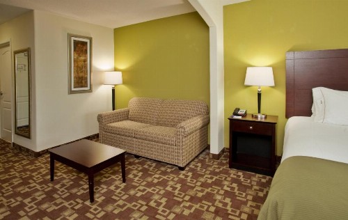 Holiday Inn Express Hotel & Suites Kansas City Sports Complex an IHG Hotel - image 12